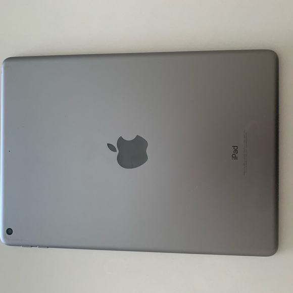 Apple iPad 6th generation, 32 gig, Wi-Fi only, Unlocked - Picture 2 of 5